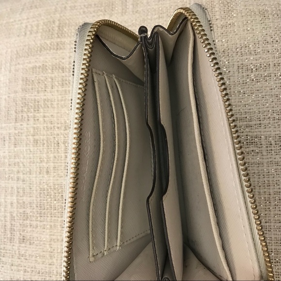 Michael Kors Smartphone Wristlet - Picture 8 of 8